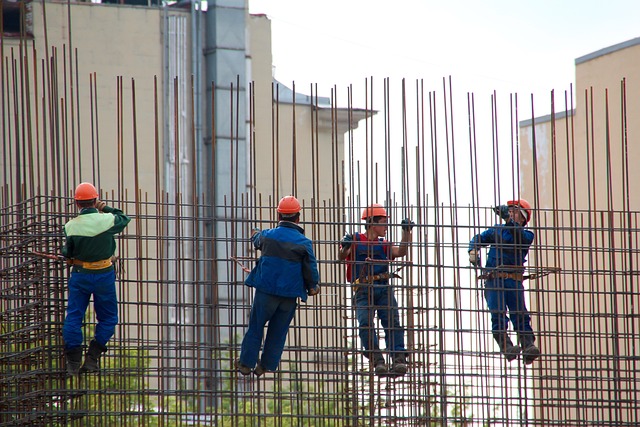 pekerja konstruksi sedang bekerja